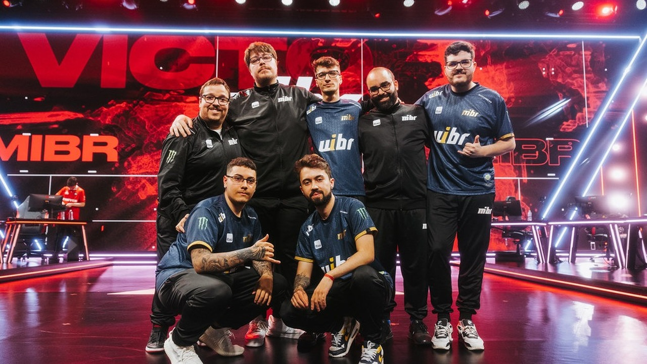 Les joueurs de MIBR Valorant se tiennent ensemble sur scène