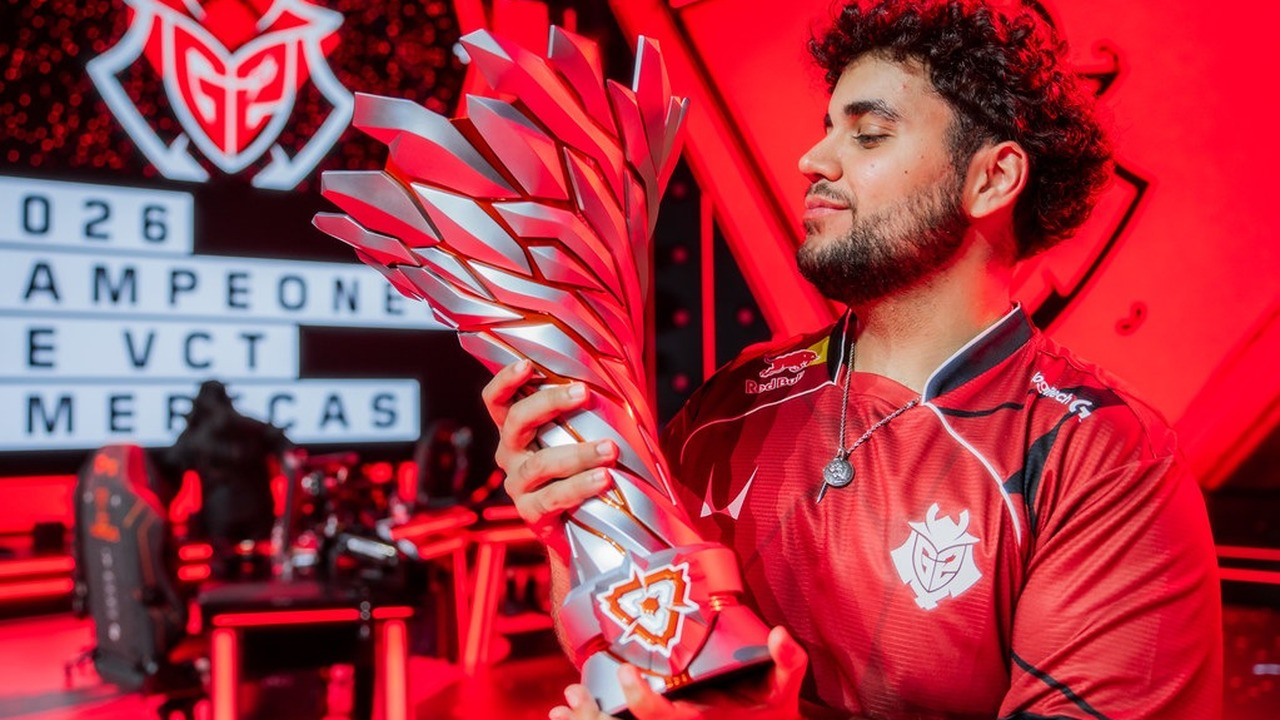 En G2 Esports Valorant-spelare sitter vid sin dator