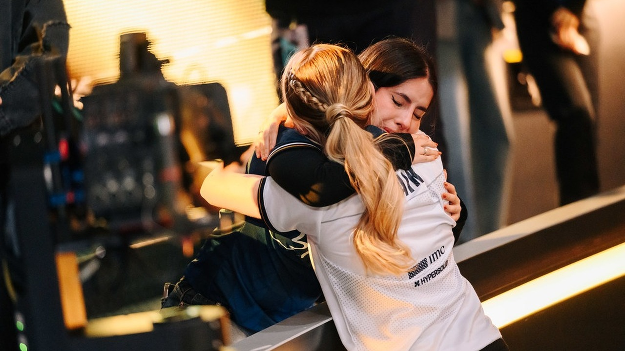 En MIBR GC-spelare kramar en motståndare efter en Game Changers-match
