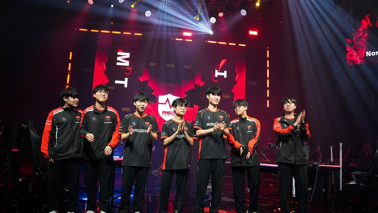 Nongshim RedForce Valorant-spelers staan samen op het podium