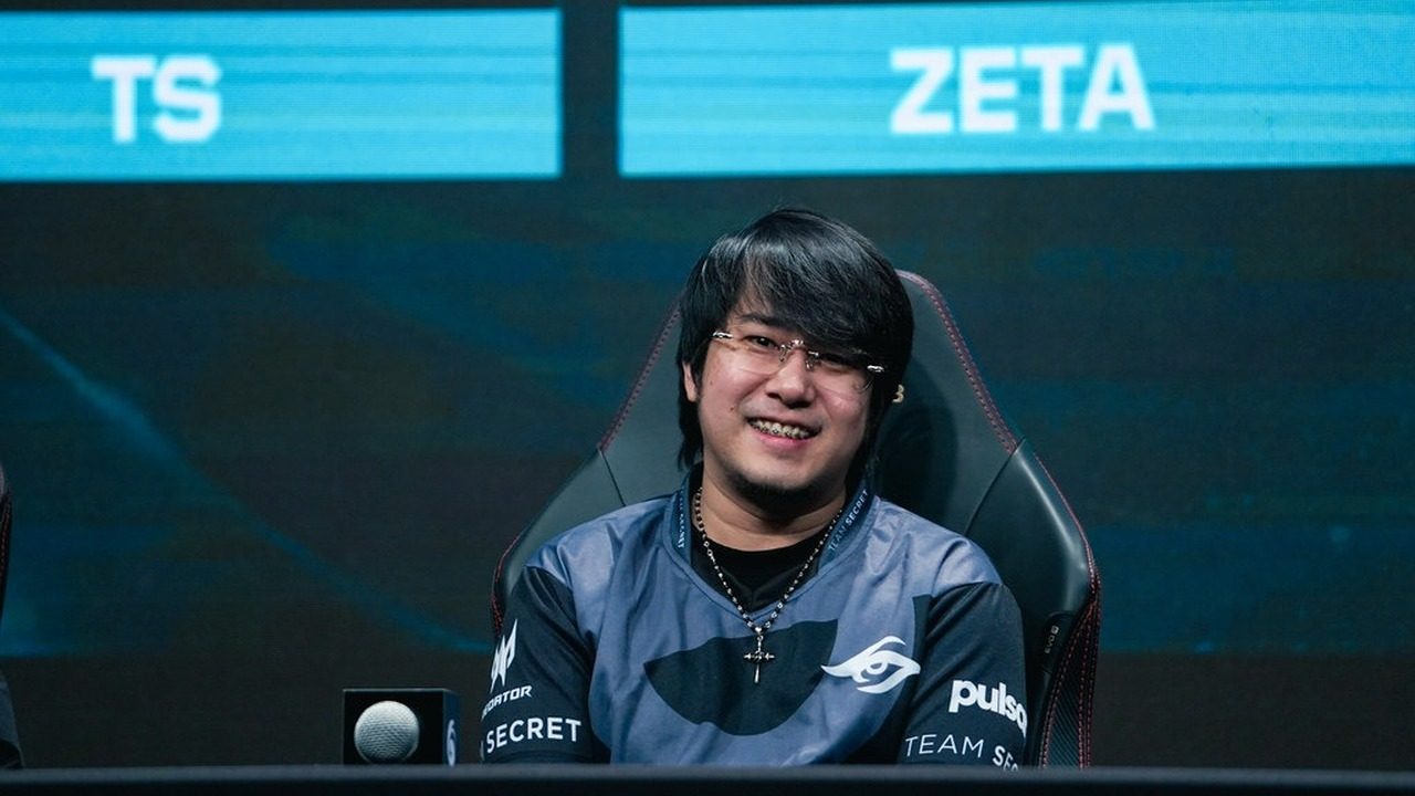 Een Team Secret Valorant-speler zit aan de tournament desk