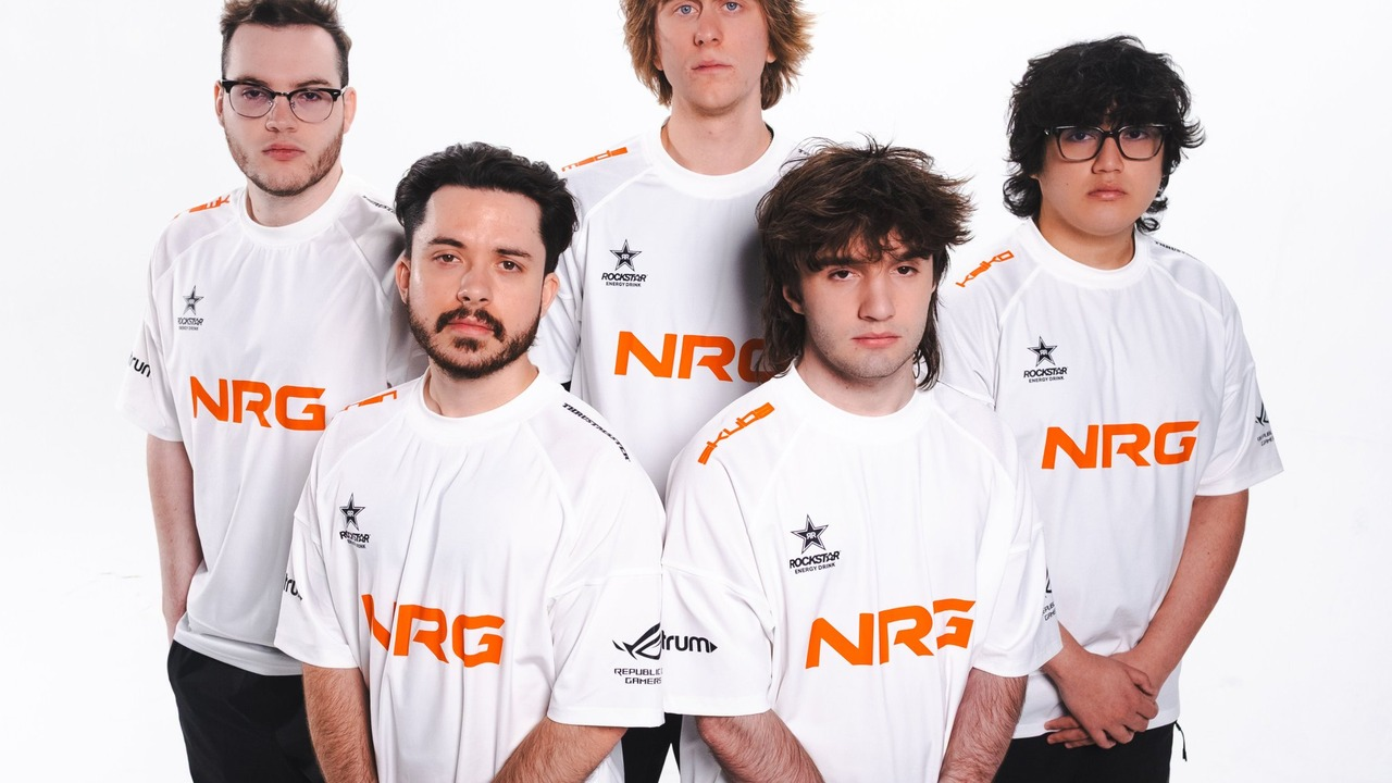 NRG Valorant-spelare poserar tillsammans i 2026 års lagtröjor
