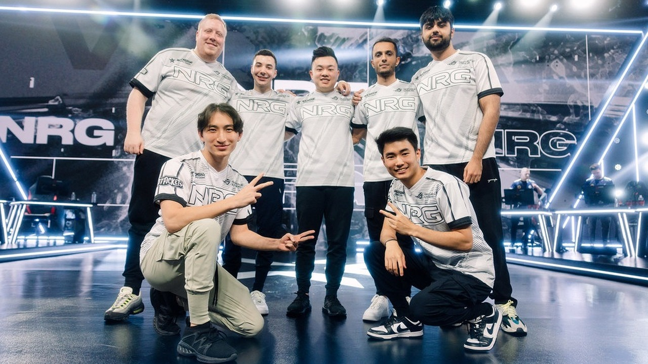 Les joueurs de NRG Valorant posent ensemble sur scène