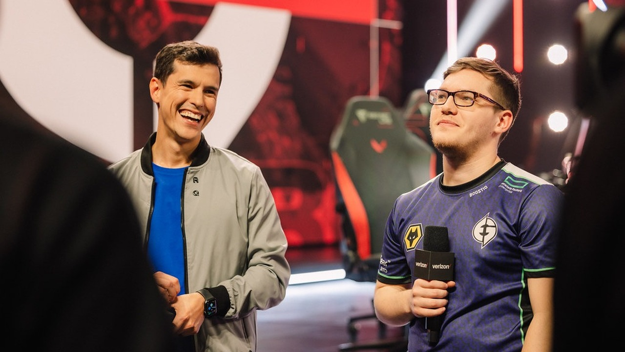 Les joueurs de Valorant d'Evil Geniuses posent ensemble sur scène
