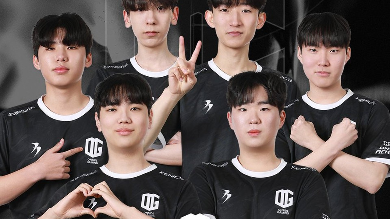 Spelers van ONSIDE Gaming poseren na het winnen van een Koreaans Valorant-evenement