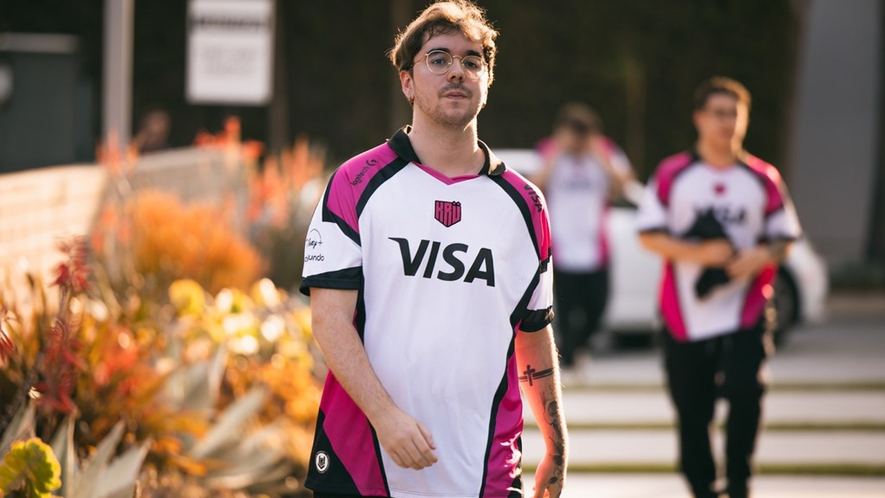 En KRU Valorant-spelare går genom arenan
