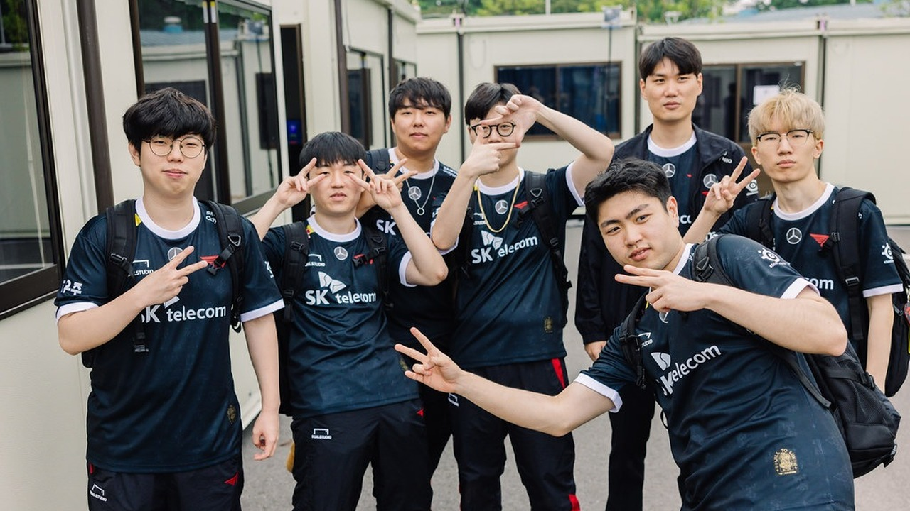 T1 Valorant-spelare står tillsammans på en esportscen