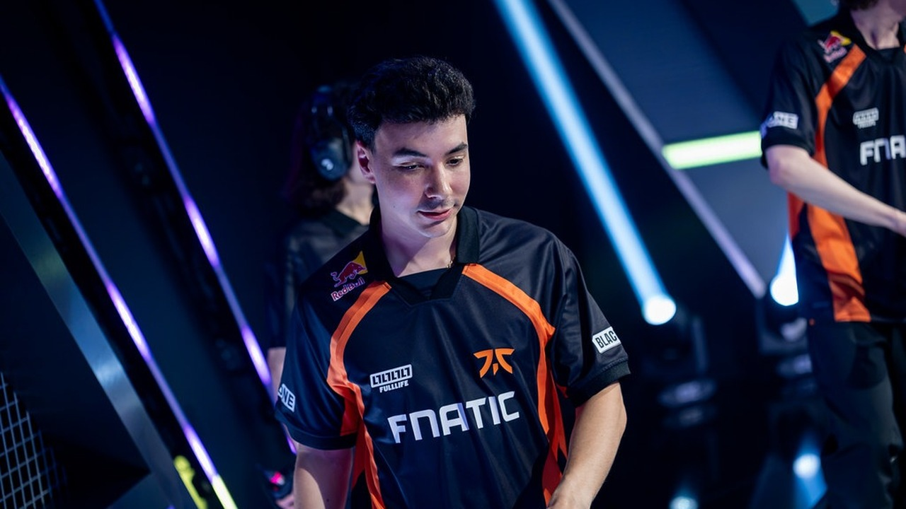 Игрок FNATIC стоит на сцене VCT