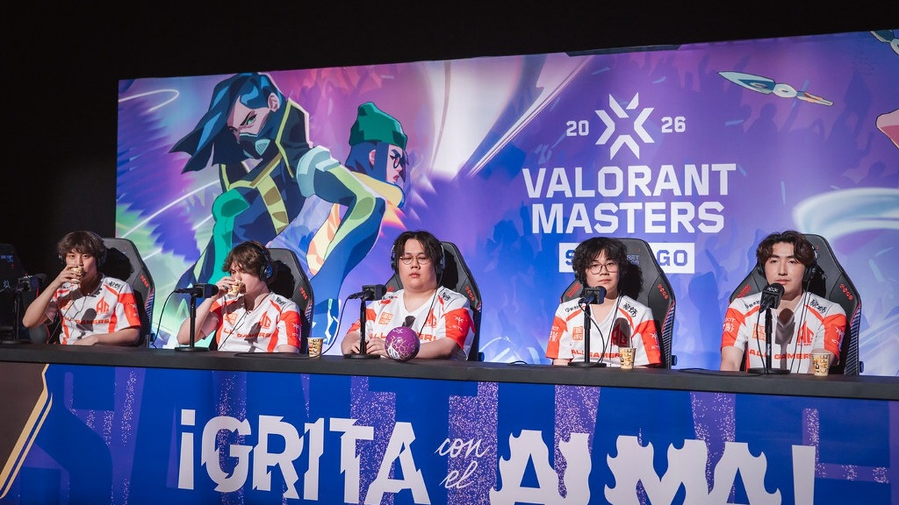 All Gamers-spelare bugar tillsammans efter en Valorant-match
