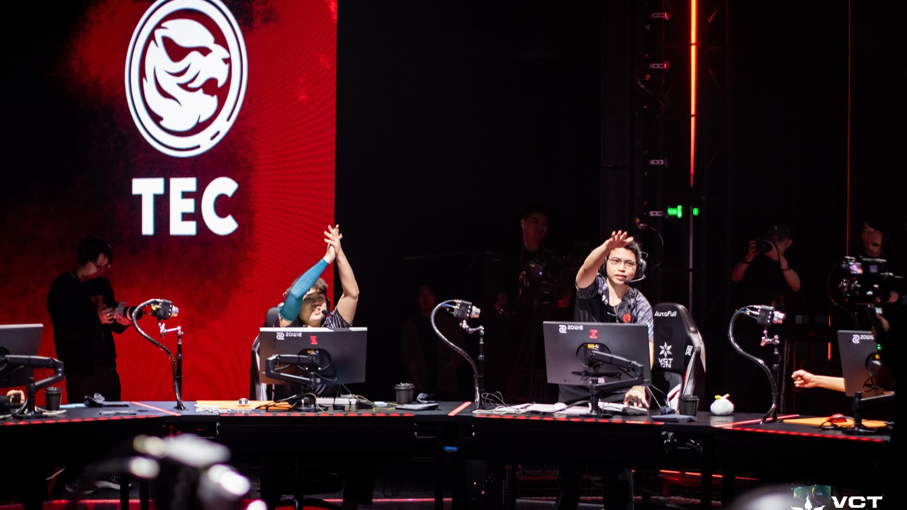 Titan Esports Club-spelare hälsar på publiken från scenen