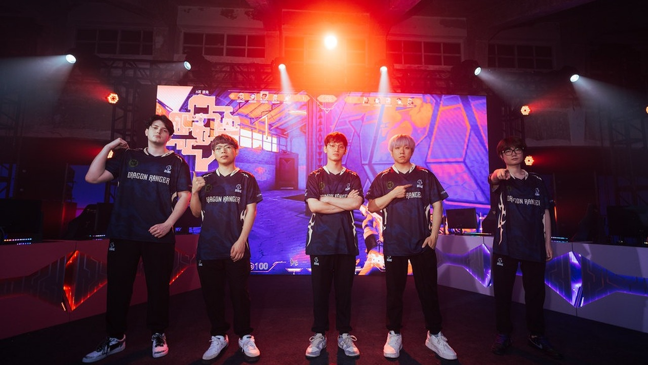 Dragon Ranger Gaming Valorant-spelare står tillsammans på scenen