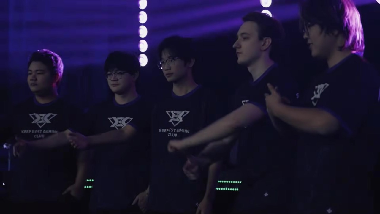 Les joueurs de KeepBest Gaming marchent sur la scène du VCT China