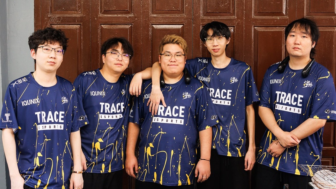 Trace Esports-spelare samlas efter en match